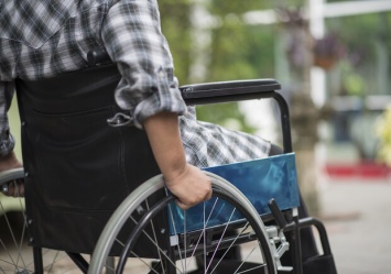 Порезали колеса: на Красном камне затравили супругов с инвалидностью