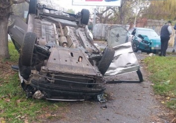 В ДТП на Таирова перевернулся автомобиль: есть пострадавшие