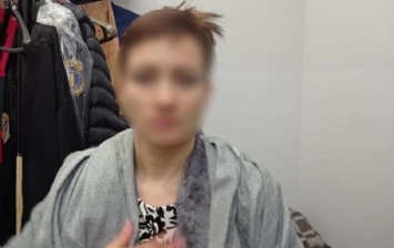 В Киеве патрульные задержали женщину, принимавшую наркотики в ТЦ