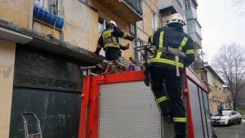 В Днепре на Макарова мужчина выпал из окна на крышу пристройки: пришлось вызывать спасателей