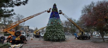 На обустройство новогоднего городка на площади Маяковского из городского бюджета выделили четверть миллиона, - ФОТОРЕПОРТАЖ