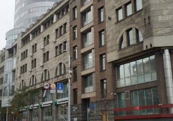 Приводят в порядок: с фасадов киевских домов продолжают убирать незаконную рекламу