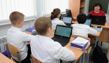 22 школы Большой Ялты получат ноутбуки и интерактивные панели на 30 млн рублей