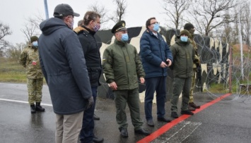 Британские дипломаты посетили КПВВ с оккупированным Крымом