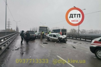 Первый зимний гололед: Под Киевом произошло массовое ДТП, разбиты девять авто