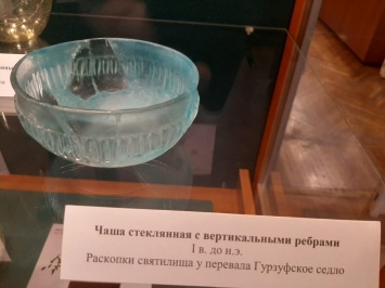Ялтинскому музею передали уникальные стеклянные изделия, которым больше 2 тысяч лет