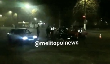 Появилось видео момента столкновения легковушек в Мелитополе (видео)