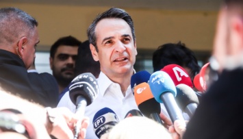 Премьера Греции обвинили в нарушении карантина
