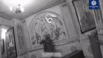 В киевской церкви мужчина угрожал зарезать себя (Фото и видео 18+)