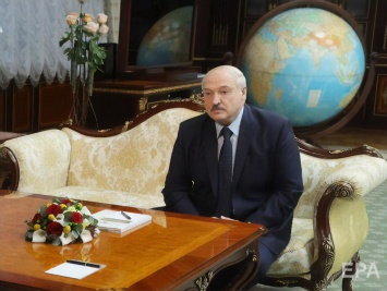 "Вооружил сына, бл... дь, до зубов". Омоновцы высмеяли Лукашенко, а потом аплодировали ему, когда тот проходил мимо них. Видео
