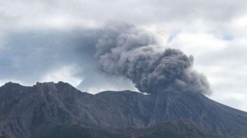 В Японии произошел зрелищный взрыв вулкана (видео)