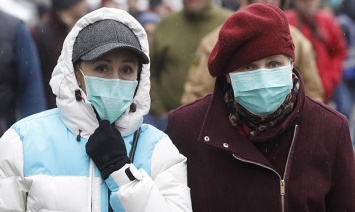 Только треть украинцев регулярно носят маски