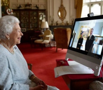 Королева Елизавета впервые приняла иностранных послов по видеосвязи