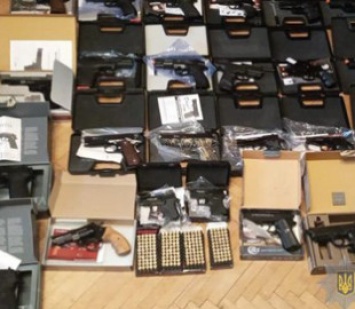 Изготавливали и продавали оружие в Украине: полиция разоблачила международную банду