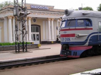 На Днепропетровщине мужчина положил голову под колеса поезда