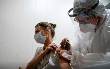 Бюджетников в РФ с осени заставляют вакцинироваться от COVID-19: за отказ грозят отстранить от работы