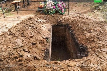 Во время похорон разгорелся скандал из-за размера ямы