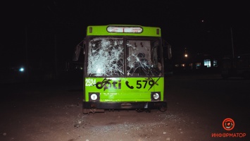 В Днепре группа подростков забросали камнями 4 троллейбуса