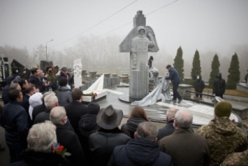 "Задавили" все вокруг: памятник первому украинскому космонавту на Байковом кладбище получил резкий отзыв