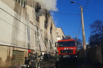 В Харькове спасатели тушат масштабный пожар в швейном цеху, - ФОТО