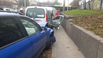 В Запорожье пассажирку автомобиля зажало поврежденными конструкциями