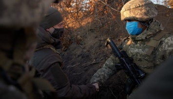 Зеленский встретился с военными на передовой