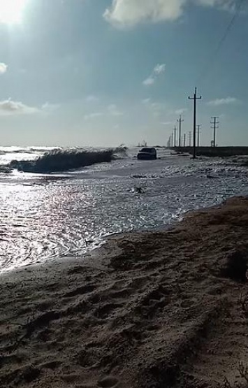Из-за сильного шторма затопило дорогу на остров Бирючий (ВИДЕО)