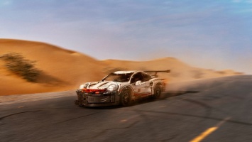 Фотограф «запечатлел» полноразмерный Porsche 911 RSR из Lego на дорогах Дубая