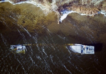Посмотрите с высоты: как выглядит затонувшая около Запорожья баржа (фото, видео)