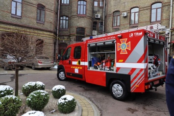 Львовские спасатели получили интересный пожарный автомобиль (фото)