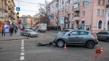 Opel отбросило на тротуар. Он сбил днепрянку (ВИДЕО)