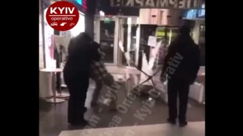 В киевском ТРЦ «Ocean Plaza» охрана устроила драку с посетителем без маски: видео