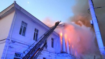 В центре Полтавы вспыхнуло историческое здание (видео)