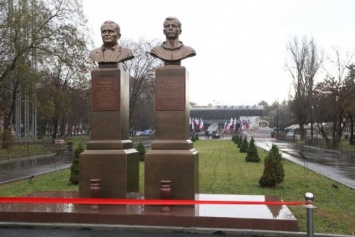 В Симферополе торжественно открыли Аллею космонавтов (ФОТО, ВИДЕО)