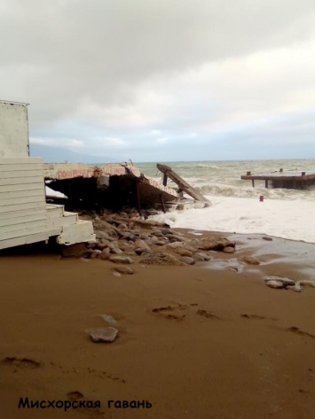 В Курпатах на Золотом пляже обвалился причал (ФОТО)