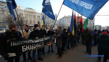 В Харькове учредительную сессию горсовета нового созыва пикетировали две группы активистов