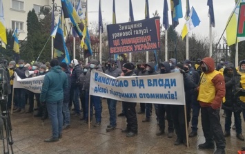 В Киеве под Офисом президента проходят митинги