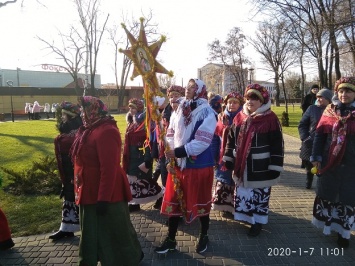 Правительство решило, что прятаться от COVID-19 нужно только после Рождества