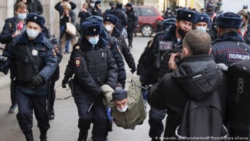 Комментарий: Поправки к закону о полиции легализуют произвол силовиков