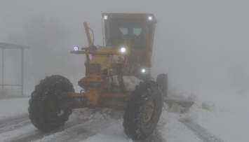 На востоке Турции снег заблокировал 13 дорог