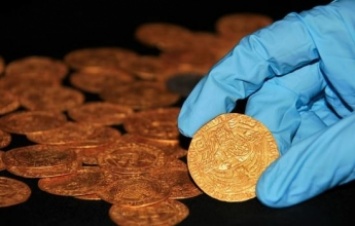 В Британии случайно обнаружили клад золотых монет с инициалами жен Генриха VIII: фото