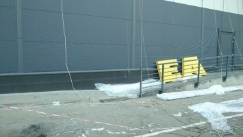 В Киеве монтируют вывеску IKEA на первом фирменном магазине. ФОТО
