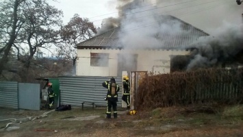 В Мариуполе спасатели не смогли подъехать к горящему дому, - ФОТО, ВИДЕО