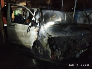 В Кривом Роге вчера утром и сегодня ночью сгорели два легковых автомобиля