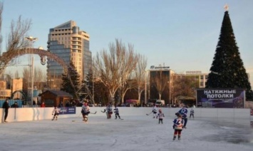 Локдаун вносит коррективы в новогодний городок на Фестивальной: катка может не быть