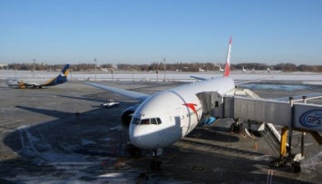 «Борисполь» чистят ото льда: самолеты садились на резервных аэродромах или возвращались