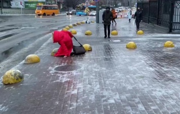 Гололед в Киеве: дрифт маршрутки и улицы-катки
