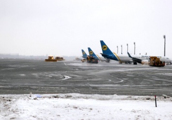Ледяной коллапс: в аэропортах Киева самолеты не смогли приземлиться из-за непогоды