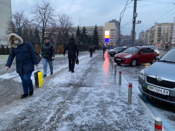 Врачи дали рекомендации, как ходить по городу во время ледяного локдауна, чтобы не сломать руки и ноги