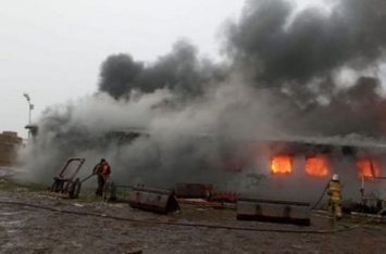 Масштабный пожар на Тернопольщине: горит одно из предприятий